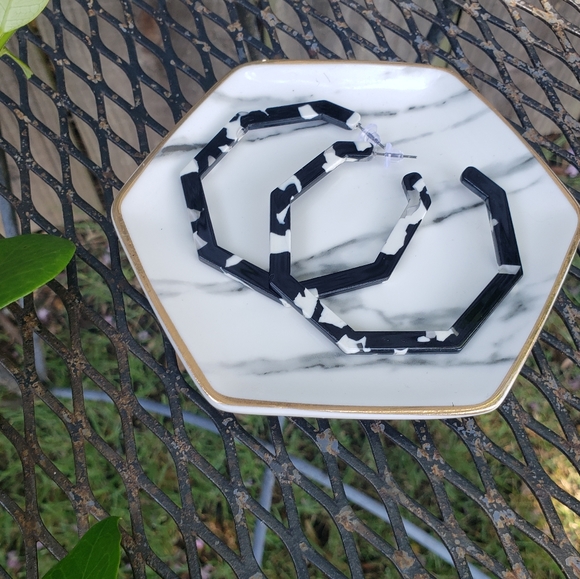 2/$12 NEW! Boutique lightweight black/white hoops - Picture 3 of 3
